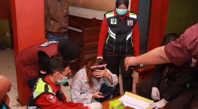 Razia Tempat Hiburan Malam, Polres Lamongan Tes Urine LC dan Pengunjung