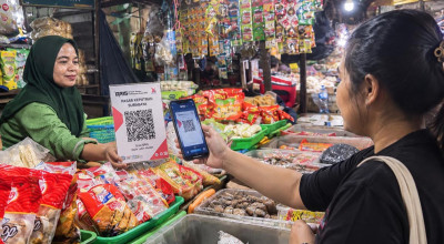 Pedagang Pasar Keputran Surabaya Makin Mudah Layani Pembayaran QRIS
