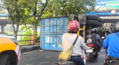 Gunungsari-Mastrip Surabaya Macet Panjang Imbas Truk Terguling