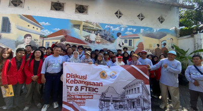 Mahasiswa Teknik Untag Surabaya Napak Tilas Jejak Pahlawan di Peneleh