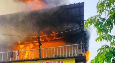 Diduga Korsleting Listrik, Warteg di Sukolilo Surabaya Terbakar