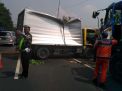 Sopir Ngerem Mendadak, Truk Boks Terguling di Jalan Tol