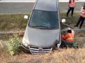 Ban Meletus, Mobil Innova Nyungsep ke Parit di Tol Sumo
