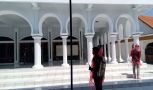 Aksi Mahasiswa Semprotkan Disinfektan di Masjid untuk Salat Jumat