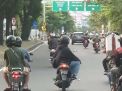 Akrobat saat Berkendara di Jalanan Surabaya, Dua Pemotor ini Diburu Polisi