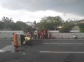 Angkot Bermuatan 5 Penumpang Terguling di Jalan Tol Tandes