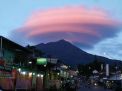 Foto: Awan Aneh di Gunung Lawu Terekam Warga