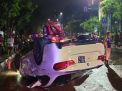 Sebuah Mobil BMW Terbalik di Jalan Raya Merr Surabaya
