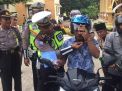Sosialisasi Keselamatan Berkendara, Polisi di Blitar Bagi-bagi Helm