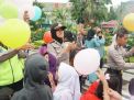 Keceriaan Anak-anak di Surabaya Terima Balon dari Polisi