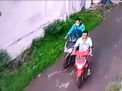 Gak Ada Akhlak! Dua Bandit ini Santai saat Bawa Kabur Motor Curian
