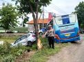 Bus Widji Lestari Hantam Mobil di Gresik, Belasan Orang Terluka