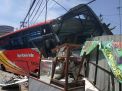 Diduga Rem Blong, Bus Jaya Utama Tabrak Tiga Bangunan di Bojonegoro
