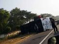 Bus Tentrem Terguling di Tol Sidoarjo, Dua Orang Luka Berat