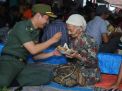 Syukuran di Pasar, Plt Bupati Trenggalek Suapi Nenek Pedagang Kerupuk