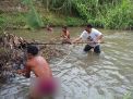 Cari Kepala, Polisi Selami Sungai Dekat Penemuan Mayat dalam Koper