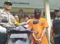 Turun dari Angkot, Pria ini Sikat Motor Pembeli Pisang Keju