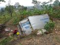 Truk Muat Limbah Medis Terperosok ke Jurang