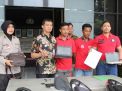 Terlalu, Dua Debt Collector ini Tendang Korban saat Tarik Motor