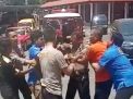 Ketika Polisi Hadang Sekelompok Orang di Mapolresta Banyuwangi