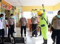 Ruang Pelayanan Mapolresta Sidoarjo Disemprot Disinfektan Cegah Corona