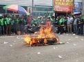 Di Depan Kantor Gojek Surabaya, Ratusan Driver Ojol Bakar Keranda