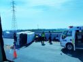 Mobil Isuzu Elf Terguling di Tol Porong, 10 Orang Peziarah Terluka