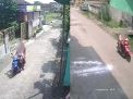 Miris! Emak-emak Gendong Balita Curi Motor di Mojokerto