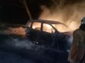 Mobil Ertiga Hangus Terbakar di Exit Tol Gunungsari, Pengemudi Terluka