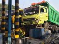 Rem Blong, Dump Truk Tabrak Bus Ladju dan Beton Gerbang Tol Sidoarjo