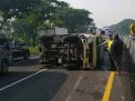 Ditabrak Trailer di Tol Sidoarjo, Truk Boks Terguling