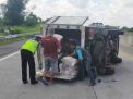 Truk Boks Muat Beras Terguling di Tol Surabaya-Mojokerto