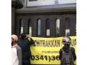 Tolak Omnibus Law, Massa Pasang Spanduk Gedung DPRD Kota Malang Dijual