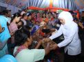 Pulang Umroh, Khofifah Bagi Kurma pada Korban Banjir di Posko Bencana
