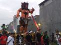 Pawai Ogoh-Ogoh Pura Segaran Lintasi Jembatan Suroboyo