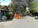 Ngeri, 2 Motor dan Pengendaranya Terbakar Setelah Adu Banteng