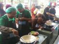 Peringati Hari Kartini, Bapak-Bapak ini Gantikan Istri Lomba Memasak 