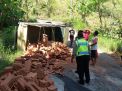 Tak Kuat Menanjak, Truk Bermuatan Genteng Terbalik di Jalan Tanjakan