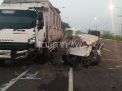 Sopir Mengantuk, Mobil Sedan Tabrak Truk Tronton Hingga Ringsek