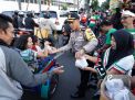 Bersama Ratusan Bonek Bagi Takjil, Ini Pesan Kapolrestabes Surabaya