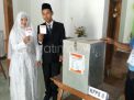 Unik, Pasangan Ini Pilih Nyoblos di TPS dengan Memakai Baju Pengantin