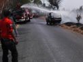 Mobil Pikap Hangus Terbakar, Jadi Tontonan Warga hingga Macetkan Jalan