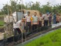 Tak Ingin Ada Korban Lagi, Polisi Cabuti Jebakan Tikus di Sawah 