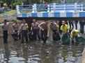 Antisipasi Banjir, Polisi Terjun ke Sungai  Bersihkan Sampah