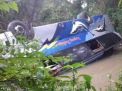 Petugas Kesulitan Evakuasi Bus Sumber Rahayu Terjun ke Sungai di Ngawi