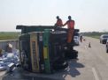 Ban Meletus, Truk Bermuatan Air Mineral Terguling di Tol Ngawi