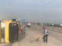 Kelebihan Muatan, Truk Angkut Bata Ringan Terguling di Tol Sumo