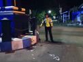 Diduga Mabuk, Pengendara Motor Tabrak Bundaran Jalan di Ponorogo