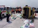 Ban Pecah, Truk Bermuatan Semen Terguling di Tol Jombang