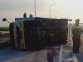 Truk Boks Terguling di Tol Mojokerto, Muatan Pupuk Tumpah ke Jalan
